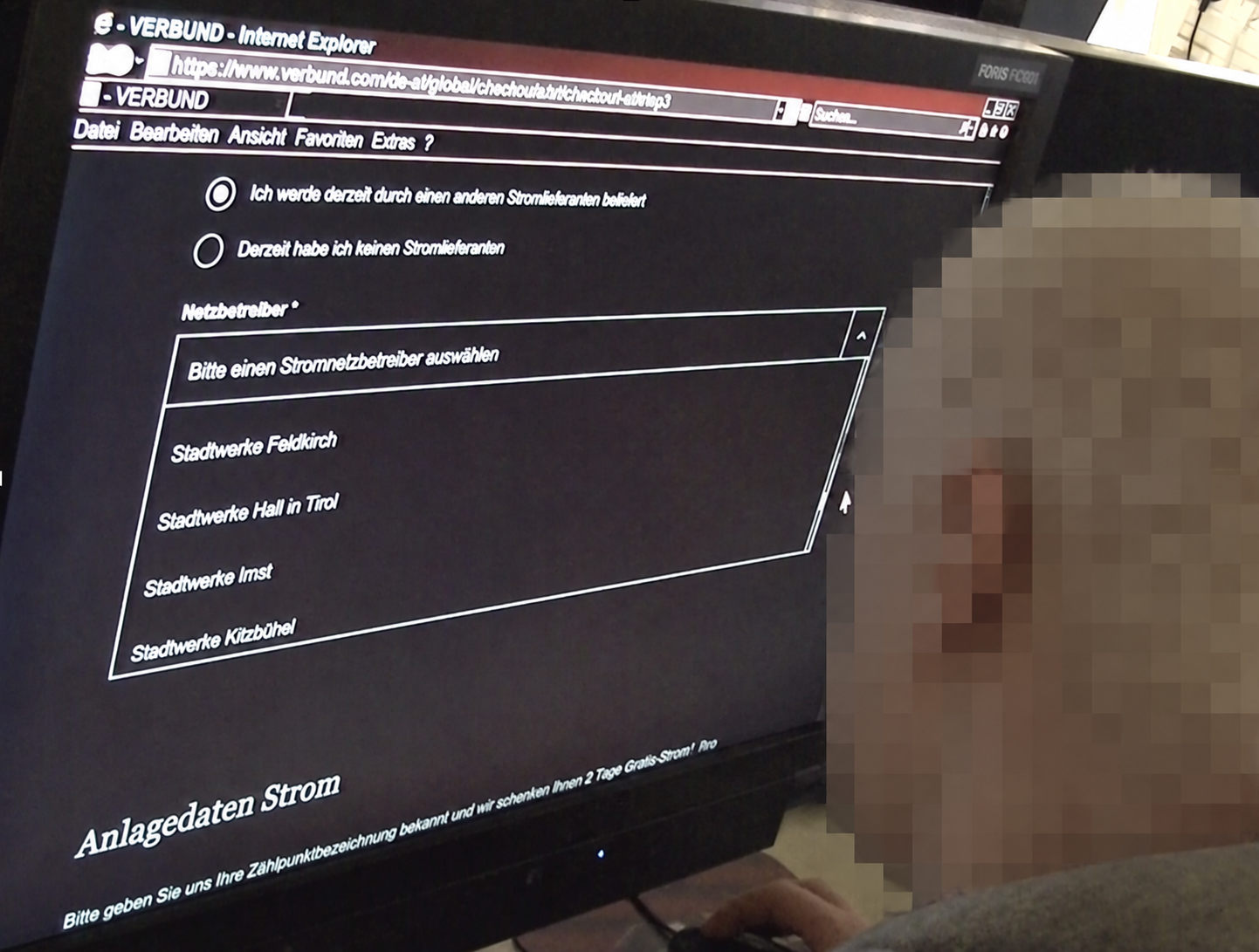 Verpixelte Testperson nutzt an einem Computer eine Website während eines Usability Tests