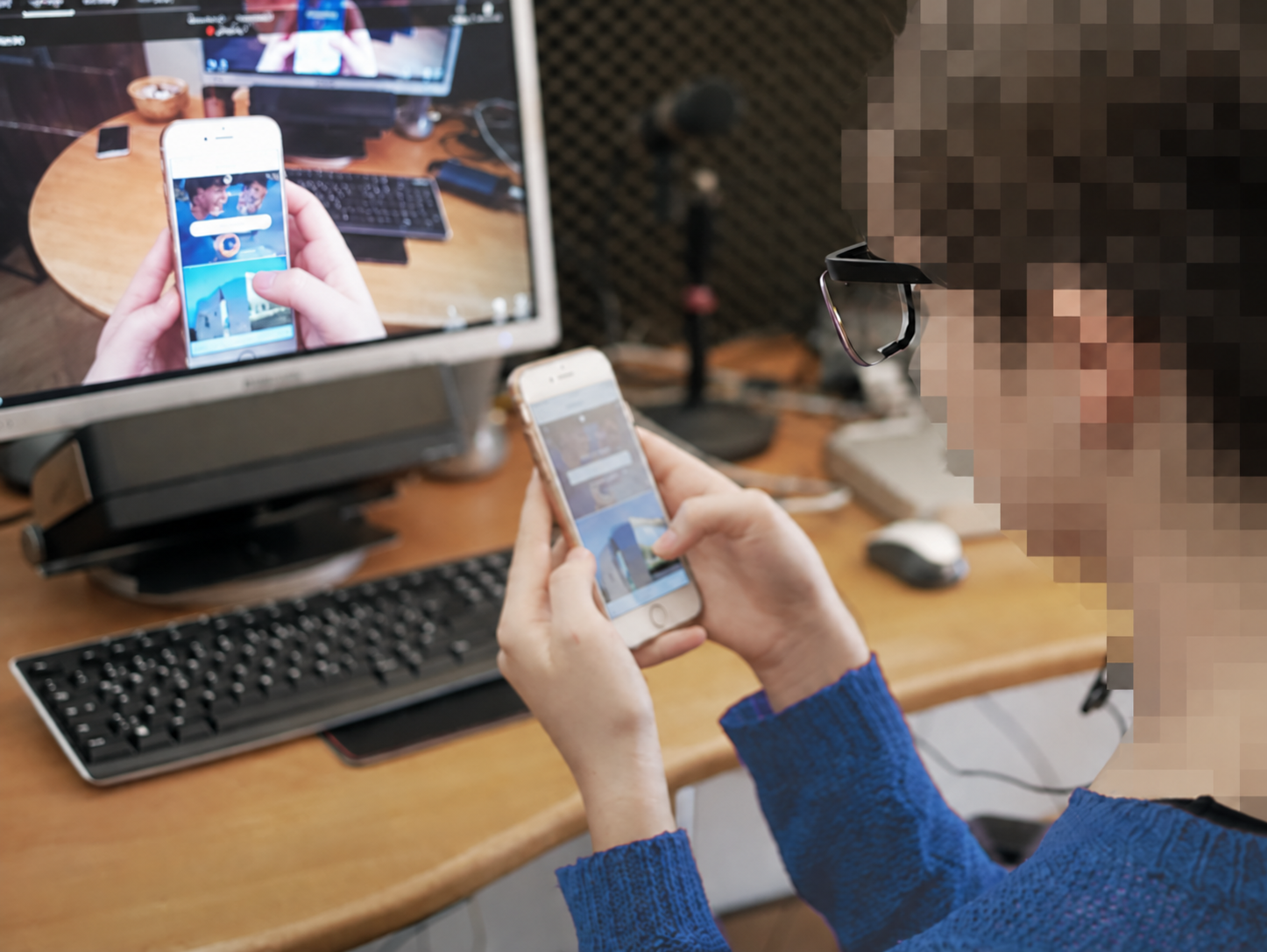 Testperson nutzt im Usability-Test eine mobile Anwendung, während die Nutzung dokumentiert wird