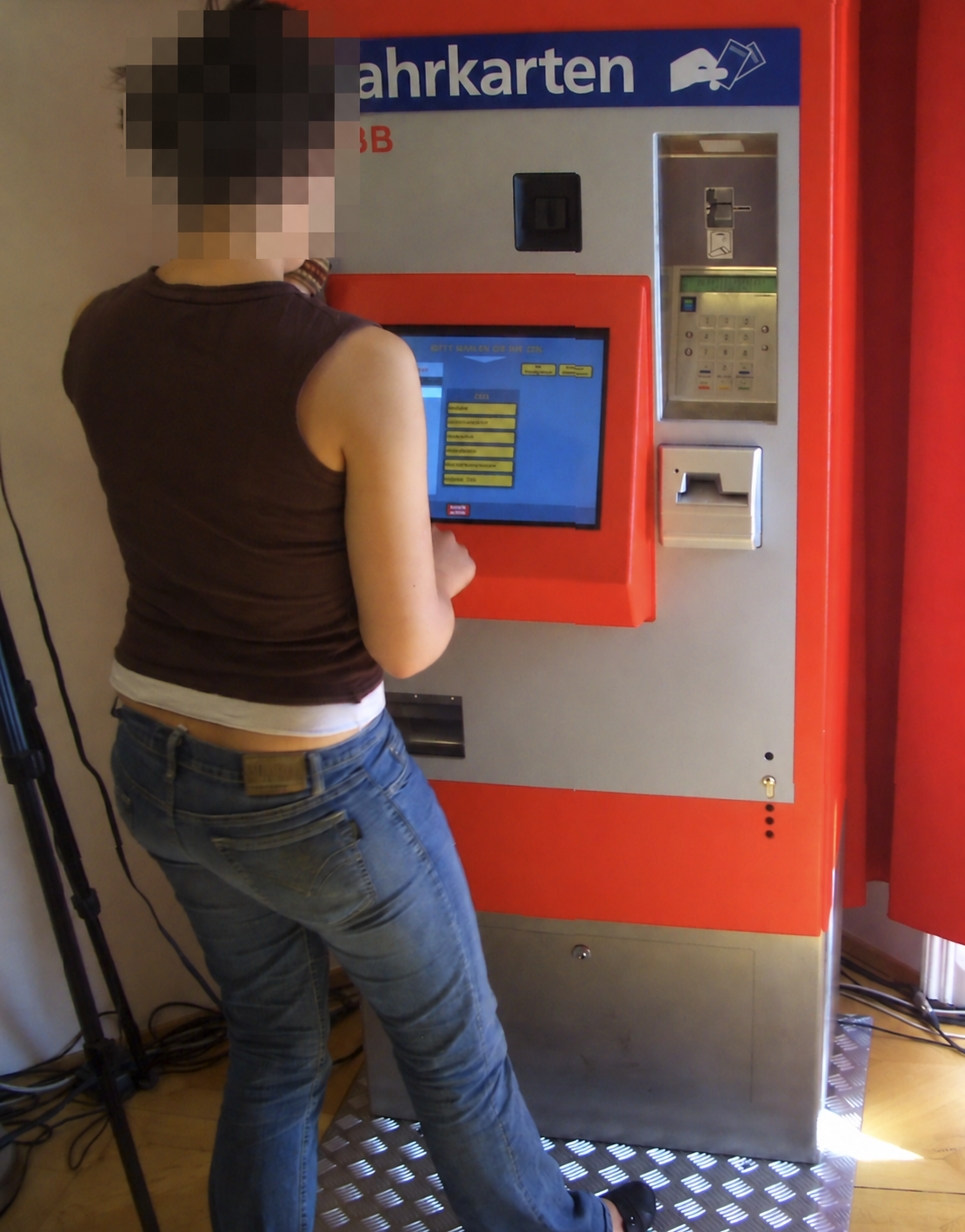 Testperson bedient während eines Usability Tests einen Fahrkartenautomaten