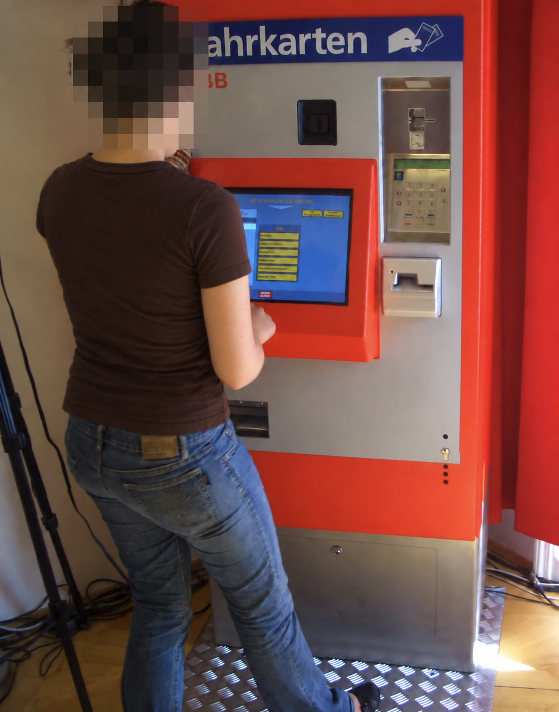 Testperson bedient während eines Usability Tests einen Fahrkartenautomaten
