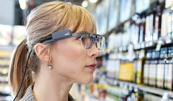 Eyetracking studie im Supermarkt, Probanding trägt Tobii Glasses und betrachtet ein Regal