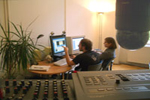 Test: Eine Testperson zeigt auf ein Detail am Bildschirm, eine Moderatorin sitzt daneben, ebenfalls vor einem Bildschirm.